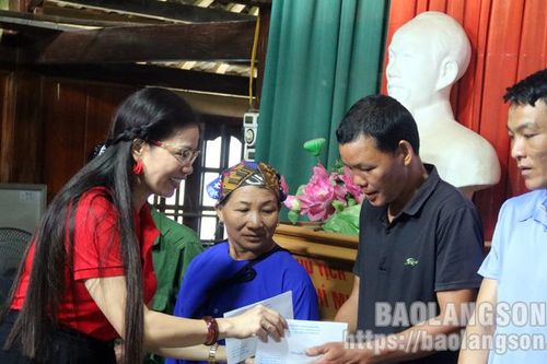 Tặng quà, khám bệnh và cấp phát thuốc miễn phí cho hộ nghèo, gia đình chính sách tại huyện Bình Gia