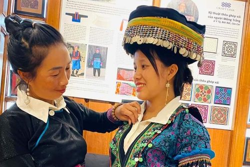 Tôn vinh kỹ thuật thêu ghép vải truyền thống của người Mông trắng