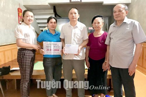 Gần 90 triệu đồng ủng hộ thầy giáo Bế Văn Quân