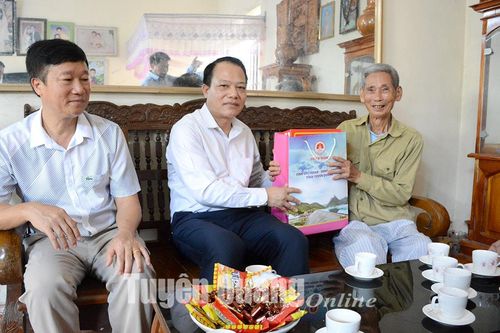 Đồng chí Vân Đình Thảo, Ủy viên Ban Thường vụ Tỉnh ủy, Giám đốc Sở Kế hoạch và Đầu tư tặng quà thương binh xã Hồng Lạc