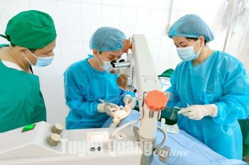 Na Hang có 84 người được thay thủy tinh thể miễn phí