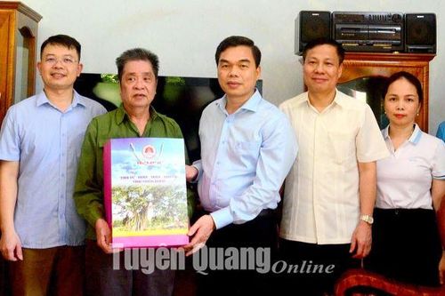 Đồng chí Trưởng ban Tổ chức Tỉnh ủy Ma Thế Hồng thăm, tặng quà thương binh tại Chiêm Hóa
