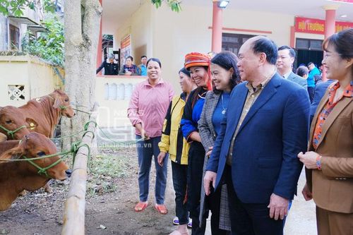 Chung sức giúp đồng bào dân tộc thiểu số thoát nghèo
