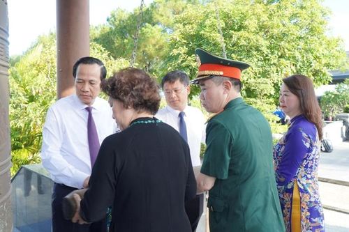 Đoàn đại biểu người có công tiêu biểu toàn quốc dâng hương tại Nghĩa trang liệt sĩ thành phố Huế
