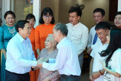 Thủ tướng Chính phủ Phạm Minh Chính dâng hương tri ân các Anh hùng liệt sĩ, thăm gia đình chính sách