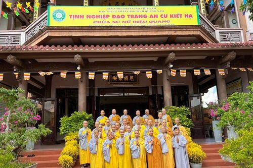 Phân ban Ni giới tỉnh Quảng Nam thăm, cúng dường các trường hạ nhân mùa an cư
