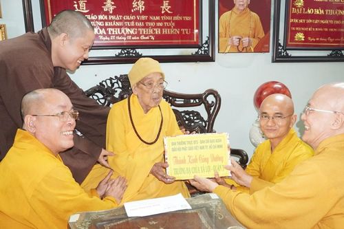 Ban Trị sự GHPGVN TP.HCM thăm, cúng dường các trường hạ trên địa bàn các quận 3, 4, 6