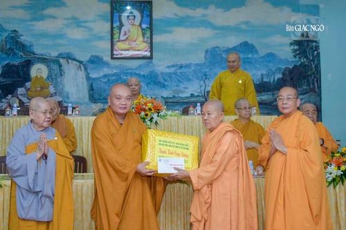 Hòa thượng Thích Lệ Trang (đoàn 1) thăm, cúng dường một số trường hạ ở TP.HCM