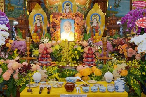 Tưởng niệm Tiểu tường Ni trưởng Thích nữ Như Giác và dâng pháp y cúng dường chư Tăng, Ni