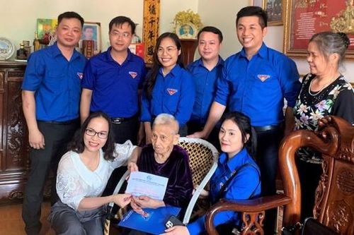Đoàn Thanh niên Bộ Xây dựng thăm, tặng quà các Mẹ Việt Nam anh hùng