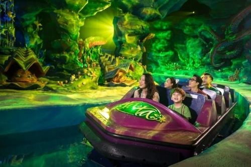 Du khách tranh thủ tận hưởng VinWonders Nha Trang trước giờ diễn ra đại nhạc hội 8Wonder