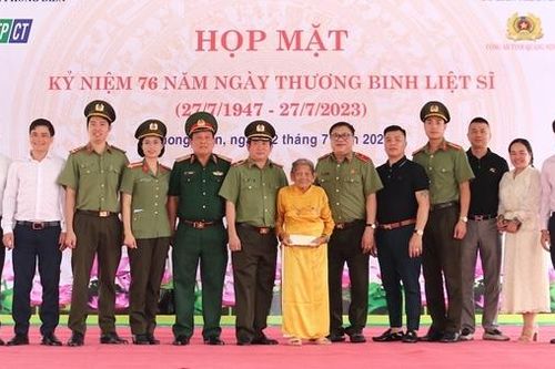 Hoạt động nghĩa tình với người có công, gia đình chính sách vùng Tây Đô