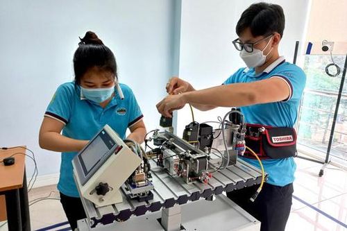 Học làm 'thầy' hay học làm 'thợ'