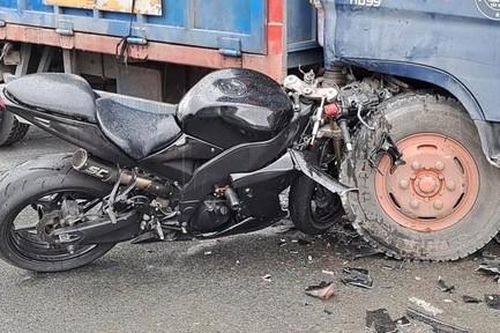 Xe mô tô phân khối lớn lao thẳng vào xe tải, 1 thanh niên bị thương nặng