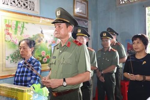 Đoàn công tác TPHCM thăm, tặng quà gia đình cán bộ, chiến sỹ hy sinh, bị thương tại Đắk Lắk