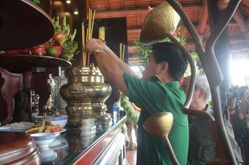 Dâng hương tưởng nhớ các liệt sĩ TNXP hy sinh tại biên giới Tây Nam
