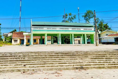 Chợ tiền tỷ xây xong 'đắp chiếu', tiểu thương dựng lều bán buôn ven đường