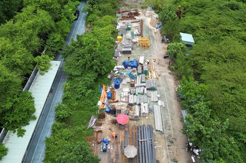 Dự án Nhà thi đấu Phan Đình Phùng nằm ở trung tâm TP.HCM bị cây cỏ phủ kín