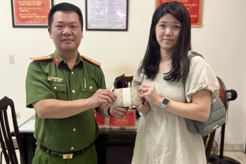 Trao trả tài sản bị mất cho công dân Singapore