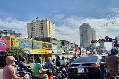 Người dân phớt lờ một tấm biển, tuyến phố Hà Nội thành điểm nóng ùn tắc