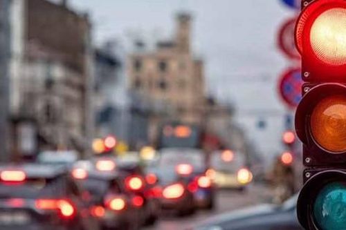 5 trường hợp được vượt đèn đỏ mà không lo bị phạt