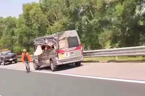 Va chạm với xe hút rác trên cao tốc Hà Nội - Hải Phòng, 2 người tử vong