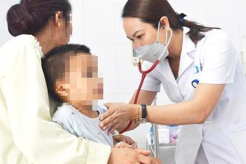 Bé trai 2 tuổi suýt mất mạng khi uống nhầm thuốc tẩy mụn ruồi