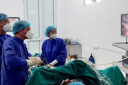 Phẫu thuật nội soi lấy ra 120 viên sỏi trong túi mật của nữ bệnh nhân