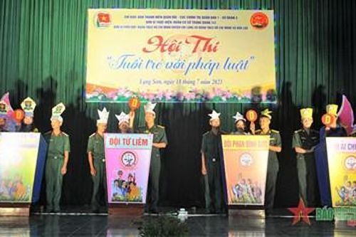 Học luật trên sân khấu