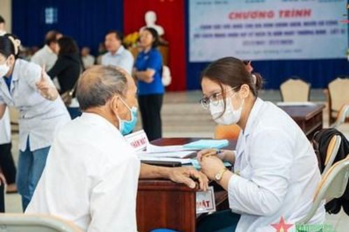 Hải đoàn 129 tham gia khám bệnh, cấp thuốc cho đối tượng chính sách