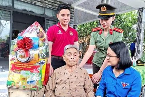 Ngày cao điểm chiến sĩ tình nguyện 'Uống nước nhớ nguồn' tại 'đất thép' Củ Chi