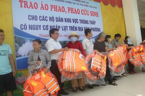 Tặng áo phao, phao cứu sinh cho các hộ dân vùng trũng trũng thấp trước mùa mưa bão