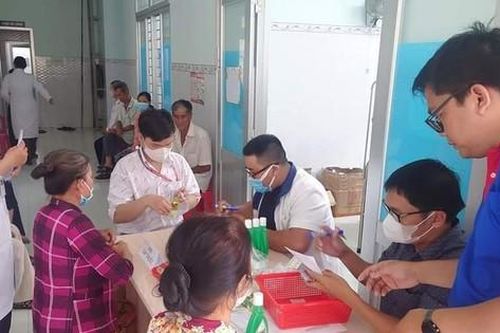 Sinh viên, giảng viên trẻ khoa Y (ĐHQG TP. HCM) khám, phát thuốc cho người dân khó khăn tại Bến Tre