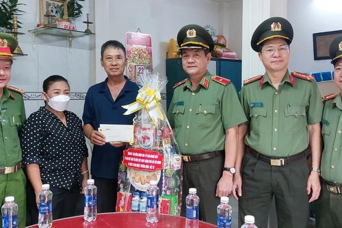 Giám đốc Công an TPHCM thăm, tặng quà gia đình chính sách
