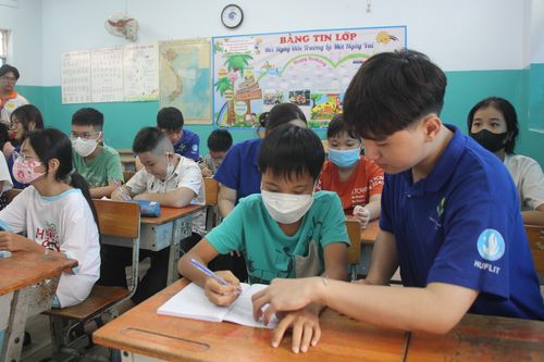 Lớp học 0 đồng của 'Gia sư áo xanh'