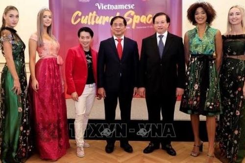 Một người Áo gốc Việt lặng lẽ đưa tà áo dài Việt Nam lan tỏa ra thế giới