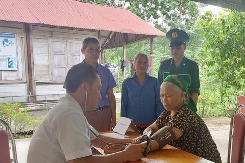 Khám, cấp thuốc miễn phí cho 350 người dân khu vực biên giới tỉnh Nghệ An