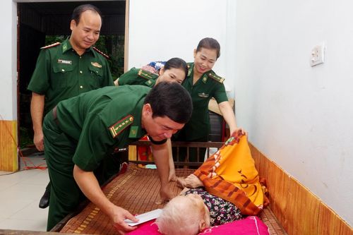 Thăm, tặng quà Mẹ Việt Nam anh hùng, thương binh, gia đình chính sách nhân Ngày Thương binh - Liệt sĩ