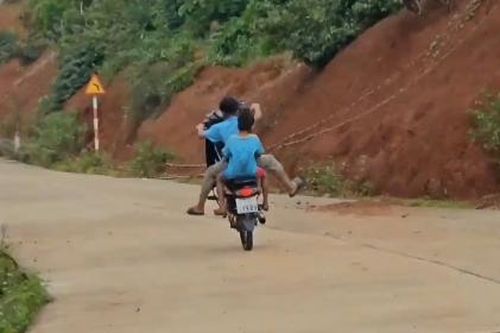 Thiếu niên điều khiển xe máy không đội mũ bảo hiểm, nẹt ga, bốc đầu