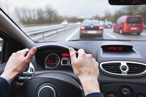 Nguyên nhân xe ô tô mất lái và cách xử lý an toàn