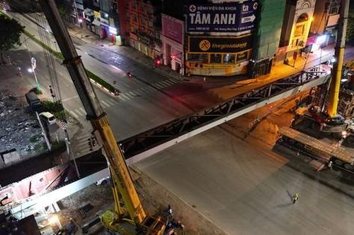 Đóng đường, xuyên đêm lắp đặt xong một trong hai dầm cầu tại nút giao Nguyễn Văn Cừ - Hồng Tiến