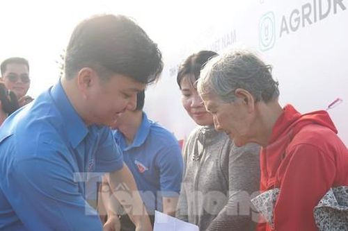 Đoàn công tác T.Ư Đoàn thăm, tặng quà Mẹ Việt Nam anh hùng