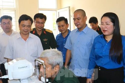 Hội LHTN, Hội Thầy thuốc trẻ tỉnh Nghệ An và báo Tiền Phong khám, phát thuốc miễn phí cho người dân