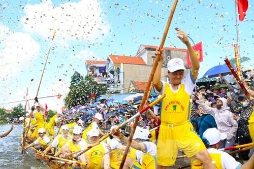 Về Quảng Yên xem đua thuyền bằng cách chống sào