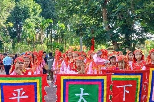 Khám phá hương xưa làng cổ xứ Huế, xem múa hát 'Thiên hạ thái bình'