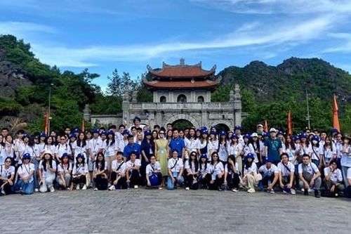 Thanh niên, sinh viên kiều bào dâng hương tại cố đô Hoa Lư, Ninh Bình