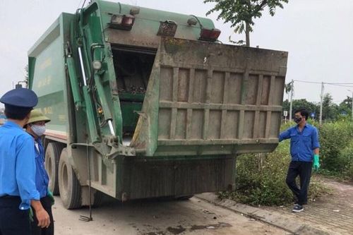 Hà Nội: Xử lý hàng loạt xe chở rác làm rò rỉ nước