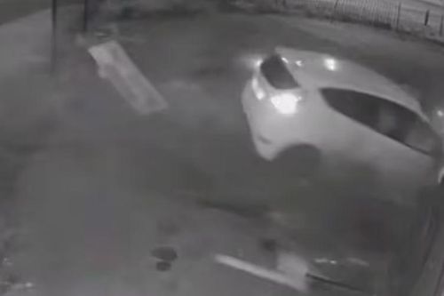 Ô tô mất lái đâm thẳng vào tòa nhà, 5 thanh niên bị thương nặng