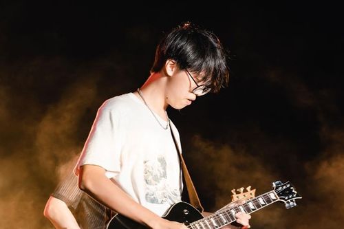 Con trai guitarist Trần Tuấn Hùng gây ấn tượng khi chơi nhạc giữa vịnh Hạ Long