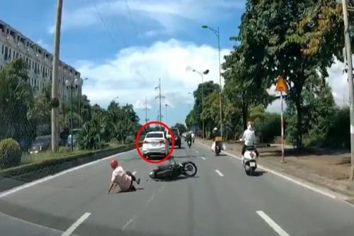 Clip tài xế ô tô bị tình nghi chèn ngã người đi xe máy ở Hà Nội